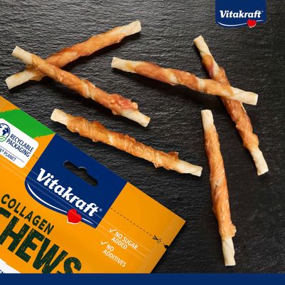 Vitakraft Collagen Chews, genanvendelig emballage, uden tilsat sukker, uden tilsætningsstoffer. Fem snoede tyggeben på mørk overflade.