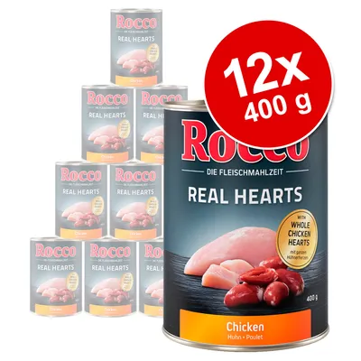 Rocco Real Hearts Chicken, 12 x 400 g burkar. Text: 'with whole chicken hearts'. Bild på kycklingkött och hjärtan på etiketten.