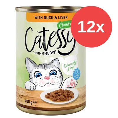 Lata de comida para gatos Catessy Chunks with duck & liver, 400 g. Texto visible: Yummmmeow!, Deliciously juicy!, no added sugar. Paquete de 12 unidades indicado con círculo rojo '12x'.