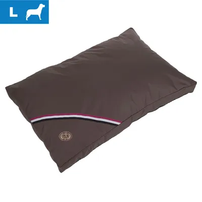 Coussin pour chien taille L, tissu marron avec bande décorative tricolore et écusson rond visible sur le coin. Icône chien et lettre L en haut à gauche.