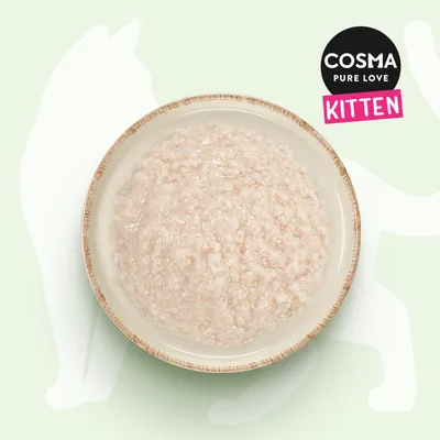 Cosma Pure Love Kitten. Schale mit feiner, cremiger Katzenfuttertextur für Kätzchen auf hellem Hintergrund.