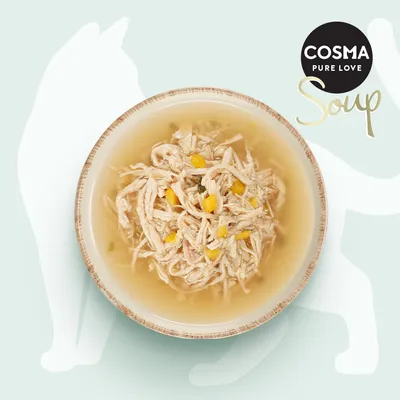 Cosma Pure Love Soup. En skål med klar soppa, kycklingstrimlor och gula grönsaksbitar.