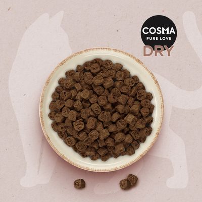 Cosma Pure Love Dry. Trockenfutter in braunen Stückchen, serviert in einer weissen Schale.