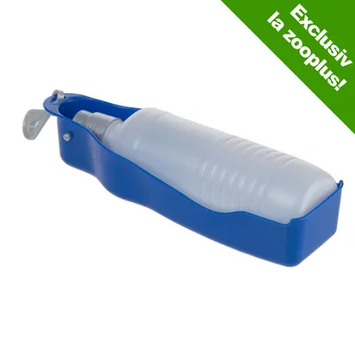 Recipient portabil din plastic pentru apă, cu sticlă albă și suport albastru. Text vizibil: Exclusiv la zooplus!