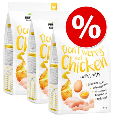 Tři balení krmiva s textem: Don't worry eat Chicken with Lentils, grain-free recipe, limited ingredients, #1 ingredient: fresh chicken, single meat. Červený symbol %. Tři balení krmiva s textem: Don't worry eat Chicken with Lentils, grain-free recipe, limited ingredients, #1 ingredient: fresh chicken, single meat. Červený symbol %.