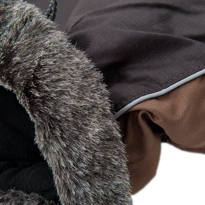 Detailweergave van bruin textielmateriaal met imitatiebont en zwarte voering.