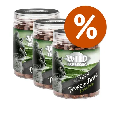 Tre barattoli di snack per gatti Wild Freedom Freeze-Dried Lamb Lung, etichetta con immagine di gatto e scritta '100% pure snack'. Simbolo percentuale arancione in alto a destra.