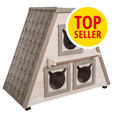 Casetta in legno a forma di A con tre ingressi sagomati da gatto, tetto in tegole grigie. Cerchio giallo con testo rosso: TOP SELLER. Casetta in legno a forma di A con tre ingressi sagomati da gatto, tetto in tegole grigie. Cerchio giallo con testo rosso: TOP SELLER.