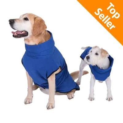 Due cani di taglia diversa indossano mantelle blu per animali. In alto a destra, etichetta arancione con testo: Top Seller. Due cani di taglia diversa indossano mantelle blu per animali. In alto a destra, etichetta arancione con testo: Top Seller.