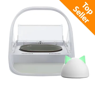 Distributore automatico di cibo bianco con ciotola interna grigia e accessorio a forma di testa di gatto con orecchie verdi. Angolo arancione in alto a destra con testo: Top Seller. Distributore automatico di cibo bianco con ciotola interna grigia e accessorio a forma di testa di gatto con orecchie verdi. Angolo arancione in alto a destra con testo: Top Seller.