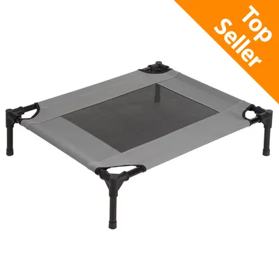 Lettino rialzato per animali in tessuto grigio con struttura in plastica nera, etichetta arancione in alto a destra con testo: Top Seller.