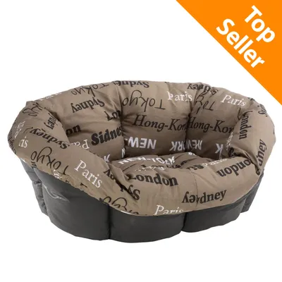 Cuccia marrone per animali con scritte visibili: Paris, Tokyo, London, Hong-Kong, New York, Sidney. Angolo arancione in alto a destra con testo: Top Seller. Cuccia marrone per animali con scritte visibili: Paris, Tokyo, London, Hong-Kong, New York, Sidney. Angolo arancione in alto a destra con testo: Top Seller.