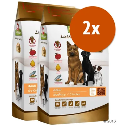 2 confezioni di crocchette per cani GranataPet Adult Geflügel/Chicken, illustrazione di tre cani, testo visibile: senza cereali, semi di melograno, olio di salmone, cozza verde.