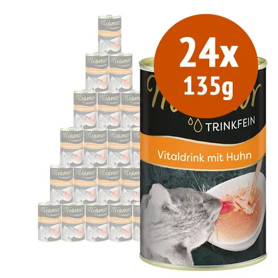 Miamor Trinkfein Vitaldrink mit Huhn, confezione da 24 lattine da 135 g ciascuna. Immagine della lattina con gatto che beve e scritta 'Vitaldrink mit Huhn' visibile sull'etichetta.