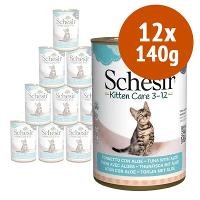 Schesir Kitten Care 3–12, confezione da 12 lattine da 140 g ciascuna, tonnetto con aloe. Immagine delle lattine con etichetta e gatto visibile.