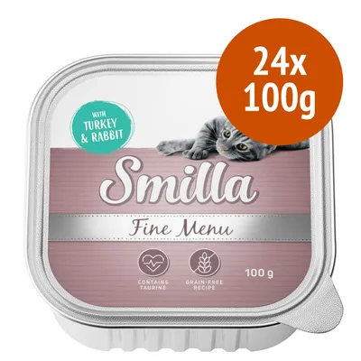Smilla Fine Menu con tacchino e coniglio, confezione da 24 vaschette da 100 g. Ricetta senza cereali, contiene taurina. Immagine di un gatto sulla confezione. Smilla Fine Menu con tacchino e coniglio, confezione da 24 vaschette da 100 g. Ricetta senza cereali, contiene taurina. Immagine di un gatto sulla confezione.