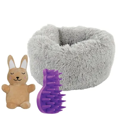 Set mit rundem, grauem Plüschbett, beigem Stofftier in Hasenform und lila Massagebürste mit Noppen.