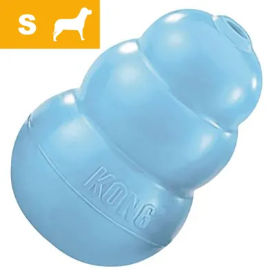 KONG-lelu, vaaleansininen, koko S. Koiran siluetti ja kirjain S keltaisella taustalla vasemmassa yläkulmassa. Materiaali: muovi. Tuotenimi: KONG.
