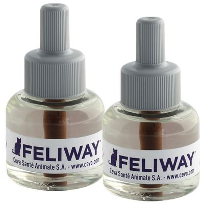 To flasker Feliway væske med grå låg, mærket med teksten: FELIWAY, Ceva Santé Animale S.A. – www.ceva.com. Klar væske synlig i begge flasker.
