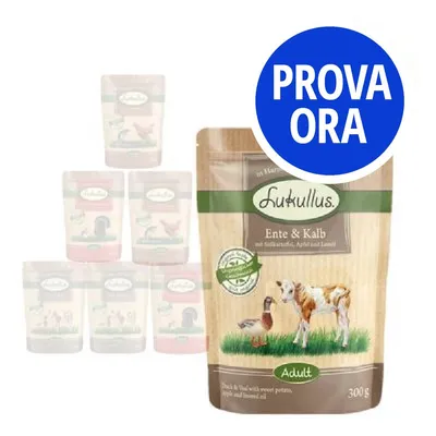 Confezione Lukullus Ente & Kalb Adult 300 g, visibile testo 'PROVA ORA' in cerchio blu. Altri gusti sfocati sullo sfondo. Confezione Lukullus Ente & Kalb Adult 300 g, visibile testo 'PROVA ORA' in cerchio blu. Altri gusti sfocati sullo sfondo.