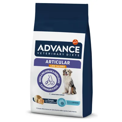 Saco de ração Advance Veterinary Diets Articular Low Calorie. Texto visível: 'Ajuda a melhorar a mobilidade e a diminuir o peso', 'com frango, trigo integral e arroz', 'Active Defense'. Saco de ração Advance Veterinary Diets Articular Low Calorie. Texto visível: 'Ajuda a melhorar a mobilidade e a diminuir o peso', 'com frango, trigo integral e arroz', 'Active Defense'.