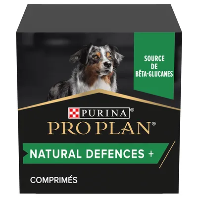 Boîte de comprimés Purina Pro Plan Natural Defences+, source de bêta-glucanes, avec photo d’un chien. Texte visible : COMPRIMÉS.