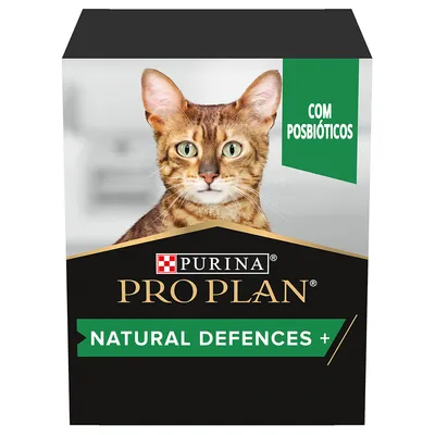 Embalagem de alimento para gatos Purina Pro Plan Natural Defences+, texto visível: 'COM POSBIÓTICOS'. Imagem de um gato na frente da embalagem.
