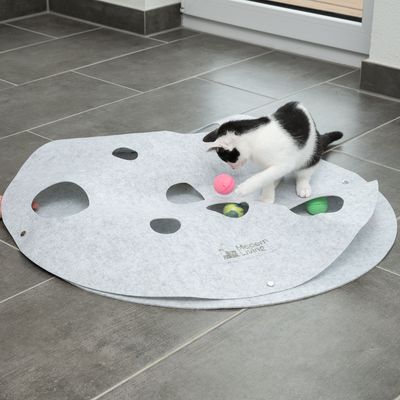 Игровой коврик из фетра с отверстиями, бренд Modern Living. Кошка играет с цветными мячами на коврике.