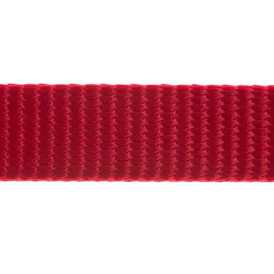 Lähikuva punaisesta, kudotusta nailonhihnasta. Materiaalin rakenne selvästi näkyvissä.