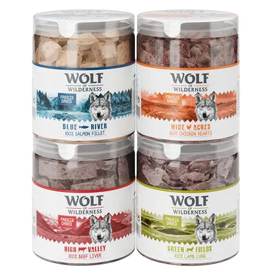 Quatre boîtes Wolf of Wilderness lyophilisées : Blue River 100% saumon, Wide Acres 100% cœurs de poulet, High Valley 100% foie de bœuf, Green Fields 100% poumon d’agneau.