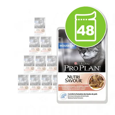 Lot de 48 sachets Purina Pro Plan Nutri Savour Housecat, tendres morceaux au saumon en sauce, contrôle la formation des boules de poils, visuel du produit et du chat sur l’emballage.