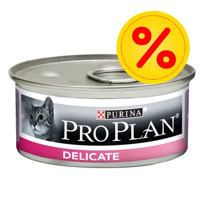 Purina Pro Plan Delicate kissan märkäruokapurkki, etiketissä harmaan kissan kuva ja tarjousmerkki (%) kannen päällä. Purina Pro Plan Delicate kissan märkäruokapurkki, etiketissä harmaan kissan kuva ja tarjousmerkki (%) kannen päällä.