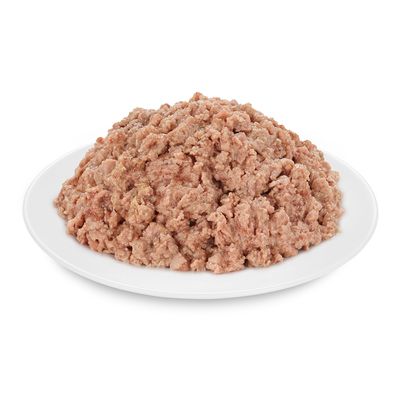 Apróra darált, barna színű nedves állateledel fehér tányéron, csomagolás vagy márkajelzés nélkül látható.