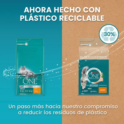 AHORA HECHO CON PLÁSTICO RECICLABLE. Purina ONE Bifensis Adult, envase con 30 % plástico reciclable. Un paso más hacia nuestro compromiso a reducir los residuos de plástico.