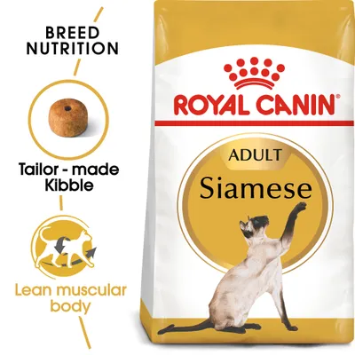 Συσκευασία Royal Canin Adult Siamese με εικόνα γάτας, κροκέτα και αγγλικό κείμενο: Breed Nutrition, Tailor-made Kibble, Lean muscular body.