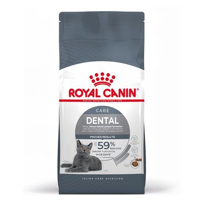 Pachet Royal Canin Dental Care pentru pisici, text vizibil: „proven results up to 59% reduced tartar formation in 28 days”, imagine cu o pisică gri pe ambalaj.