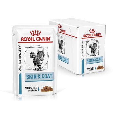 Royal Canin Veterinary Skin & Coat Thin Slices in Gravy våtfoder för katt, förpackning och kartong synliga. Bild på katt och texten 'SKIN & COAT' samt 'THIN SLICES IN GRAVY'.