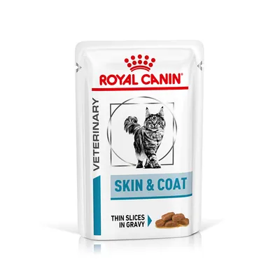 Sobre de comida para gatos Royal Canin Veterinary Skin & Coat, texto visible: 'THIN SLICES IN GRAVY', imagen de un gato y trozos de alimento en salsa.