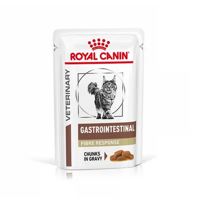 Royal Canin VETERINARY GASTROINTESTINAL FIBRE RESPONSE Chunks in Gravy kattefoder i pose, billede af kat og foderstykker i sovs på emballagen.