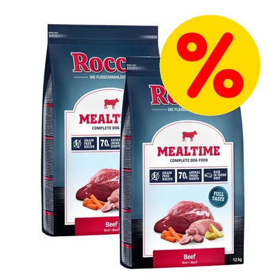 To sække Rocco Mealtime Complete Dog Food Beef 12 kg med synligt tilbudssymbol, teksten 'Grain Free Recipe', '7% Animal Ingredients', 'Rich in Fresh Beef', 'Full Taste' på emballagen. To sække Rocco Mealtime Complete Dog Food Beef 12 kg med synligt tilbudssymbol, teksten 'Grain Free Recipe', '7% Animal Ingredients', 'Rich in Fresh Beef', 'Full Taste' på emballagen.