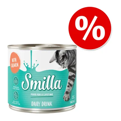 Konzerva Smilla Daily Drink 140 ml, nápis WITH SALMON, zvýšený příjem tekutin, s chutnými kousky ryby, černobílá kočka na obalu, červený symbol procenta v rohu. Konzerva Smilla Daily Drink 140 ml, nápis WITH SALMON, zvýšený příjem tekutin, s chutnými kousky ryby, černobílá kočka na obalu, červený symbol procenta v rohu.