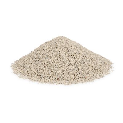 Hromada jemného béžového granulátu, pravděpodobně kočkolit nebo podobný materiál.