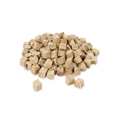Hög med små, beige-bruna tärningar av torkat kött. Produktbild utan förpackning.