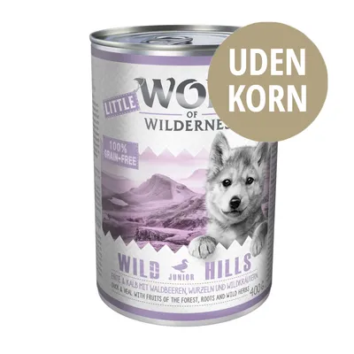 Little Wolf of Wilderness Wild Hills Junior dåse 400 g, 100% grain-free, uden korn. Synlig tekst: Ente & Kalb mit Waldbeeren, Wurzeln und Wildkräutern. Wild Hills Junior.