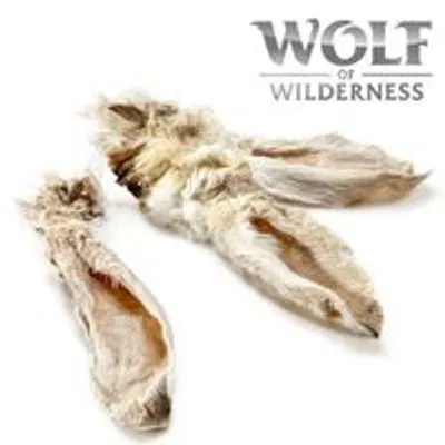 Oreilles de lapin séchées avec poils, trois pièces visibles. Marque Wolf of Wilderness en haut à droite.
