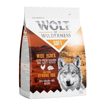 Wolf of Wilderness Soft Wide Acres hundfoder, med text: With fresh chicken and sweet potato, for your strong dog, 100% grain-free recipe, 1 kg. Bild på landskap och varg.