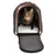 Chat assis dans une caisse de transport souple marron avec porte en maille noire ouverte et coussin blanc à l’intérieur, laisse courte visible fixée au fond.