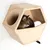 Casa para gatos hexagonal de madera clara con un gato dentro. Se ven dos aberturas y una superficie de madera lisa.