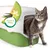 Katzentoilette mit grünem Boden und weißem Deckel, Duftnote Vanilla & Melon. Katze schaut aus dem Eingang.