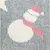 Nahaufnahme eines gestreiften Stoffmusters mit Schneemann-Motiv und rotem Schal.